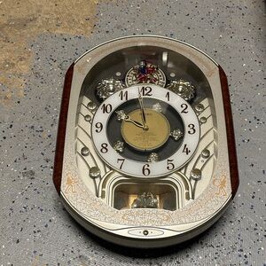 Seiko Musical Motion Wall Clock in Cream, Gold and Brown